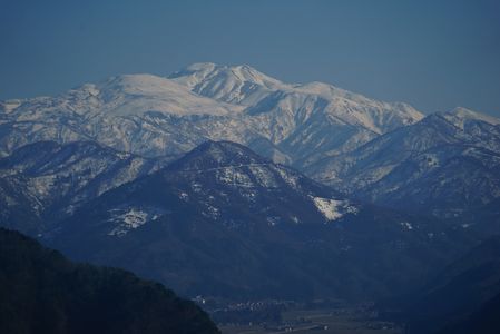 春間近　鉱山より白山を望む