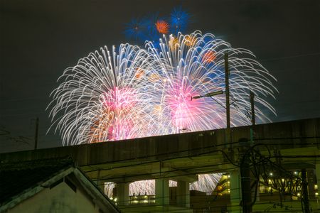 新幹線高架橋と花火