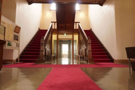 赤いカーペットの階段