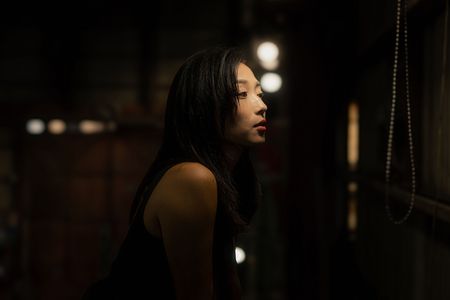 暗闇に浮かぶ美しき横顔