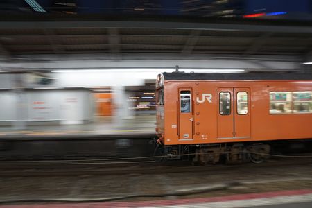 JR大阪駅を走る列車を流し撮り