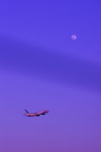 月と夜空と飛行機と