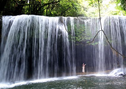 滝の中の人