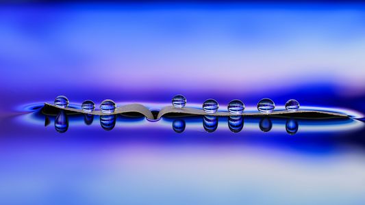 青い水滴のオブジェ