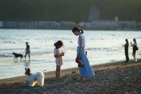 浜辺の母娘と愛犬