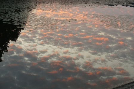 水面の夕暮れ雲