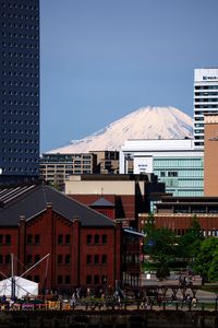 横浜赤レンガ倉庫と富士山