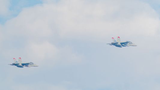 轟音とともに飛び去る戦闘機