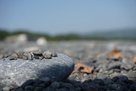 浜辺の石で