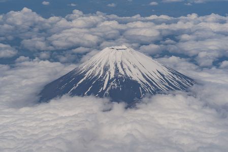 飛行機の窓から富士山を望む