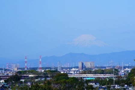 微かに見える富士山の前を疾走する相鉄東横直通の東急車両❣