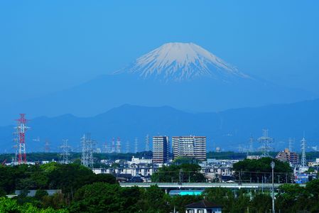 お久しぶり　山頂付近だけが見える富士山 🗻