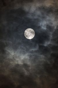 満月より雲