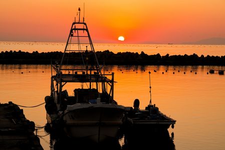 夕暮れの漁港