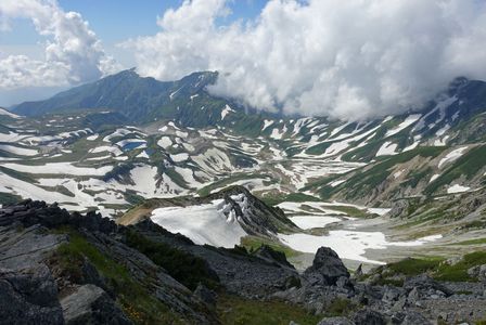 立山から雷鳥沢を望む