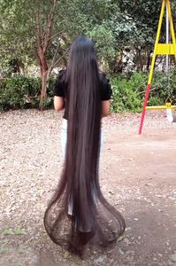 長い髪の少女　身長よりも長い？