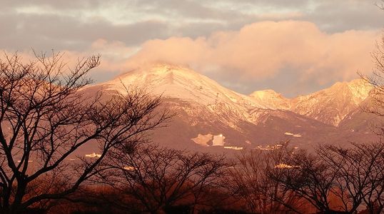 朝日に染まる冬の山
