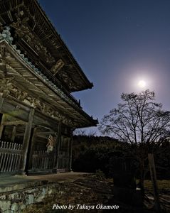 月明かりの仁王門