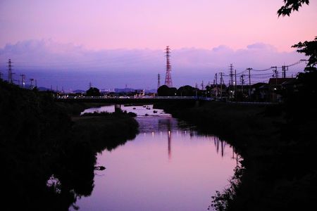 夜明けの川で