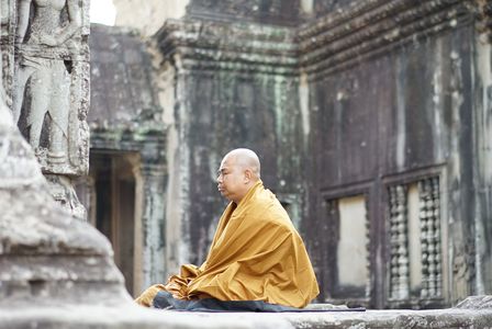 一心不乱に座禅するアンコールワットの僧侶
