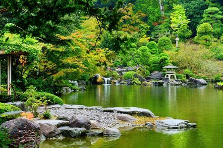 雨の成田山公園を遊歩する