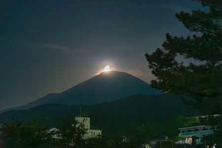 深夜未明の沈むパール富士