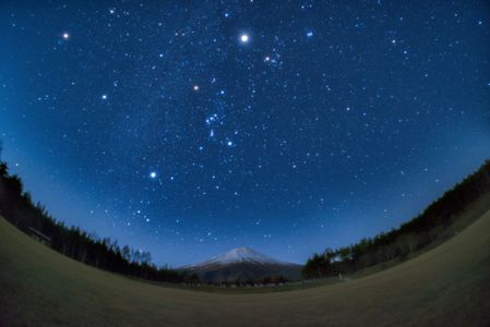 初冬の富士とオリオン座（フィッシュアイ撮影）