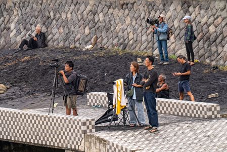 サーフィンを眺め楽しむ応援者