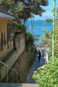 路地の隙間から見える「海」の光景にワクワク