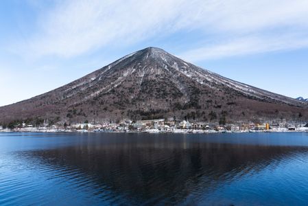 男体山と中禅寺湖畔の積雪 (2)