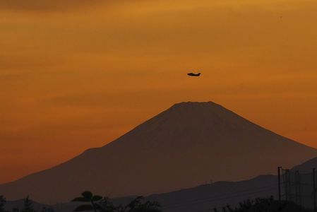 富士のシルエットと飛行機！