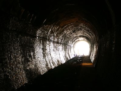 廃トンネルの向こう側