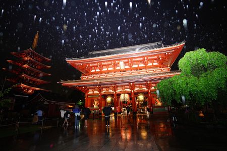 雨降る浅草寺