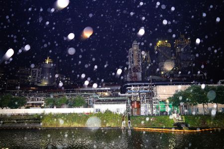 秋雨の工場夜景