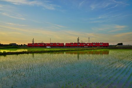 水田を行く赤い電車