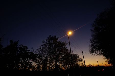 夕暮れの田舎道と街灯
