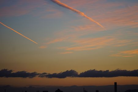 夕焼けの飛行機雲