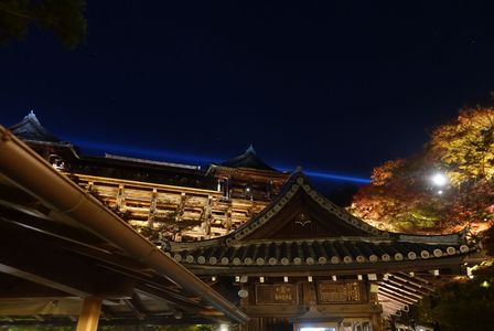 青と赤の清水寺