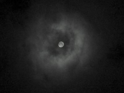 雲の中の月