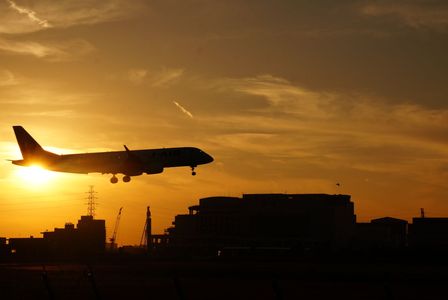 夕日と飛行機