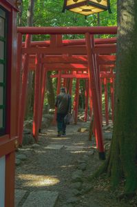 朱の回廊を歩く