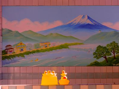 銭湯絵画の前に並ぶ笑顔