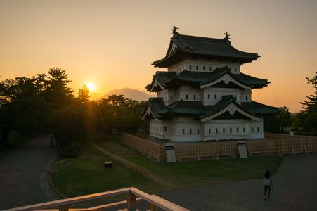 弘前城天守閣と岩木山