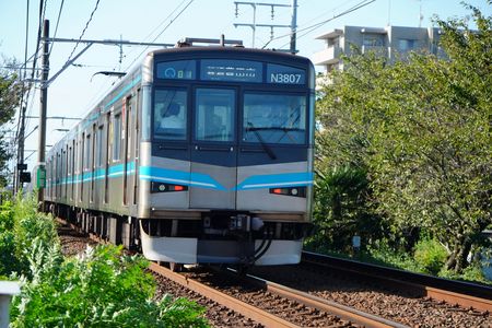地上を走る名古屋市地下鉄車両