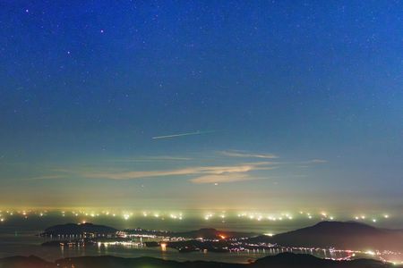 糸島半島の夜景に漁火と流れ星のコラボ！