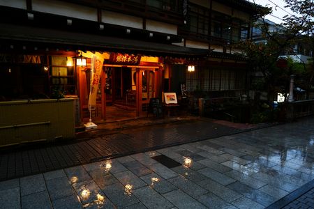 夕立の温泉街