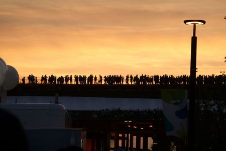 夕闇迫る大屋根リングと人影