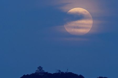 雲に隠れたスーパームーン