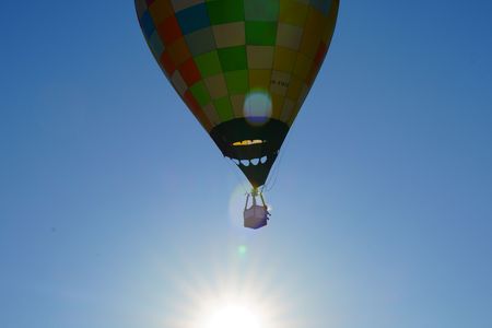 風冴ゆる  レースの朝の熱気球