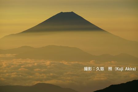 縞模様になった黄金色の富士山